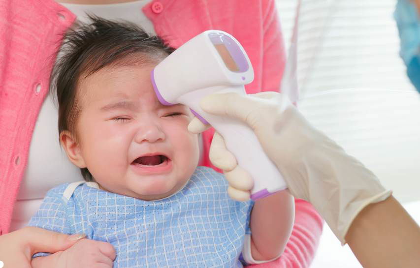 Tak Perlu Panik, Ini 6 Cara Menurunkan Panas pada Bayi